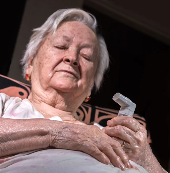Gamla sjuka kvinnan med astmainhalator — Stockfoto
