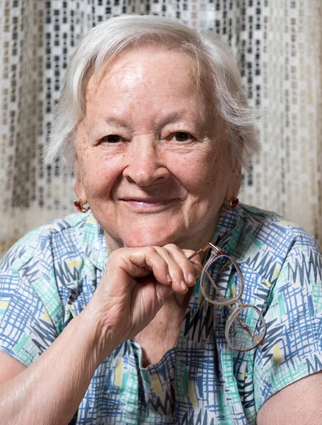 Sorrindo velha mulher — Fotografia de Stock