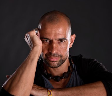 Kel yakışıklı delikanlı 