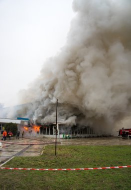 Yangın ve güçlü duman kaplı bina