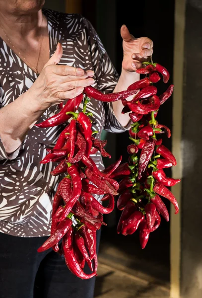 Mulher sênior segurando pimenta vermelha — Fotografia de Stock