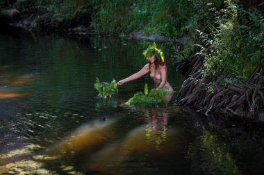 Güzel genç çıplak kadının romantik resim