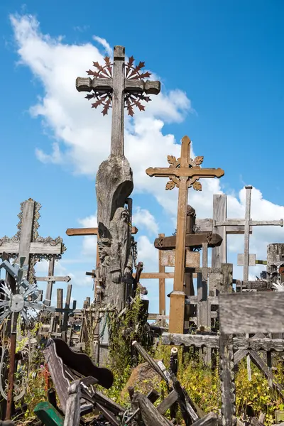 SIAULIAI, LITHUANIA - JUL 12, 2015: The Hill of Crosses (Kryziu — Stock Photo, Image