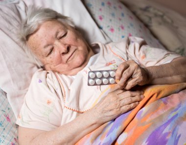 Yaşlı hasta bir kadın