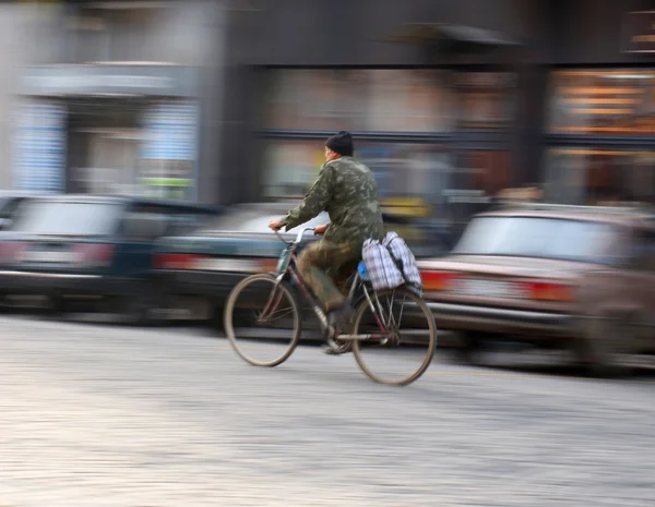 Ciclista en la carretera de la ciudad — Foto de Stock