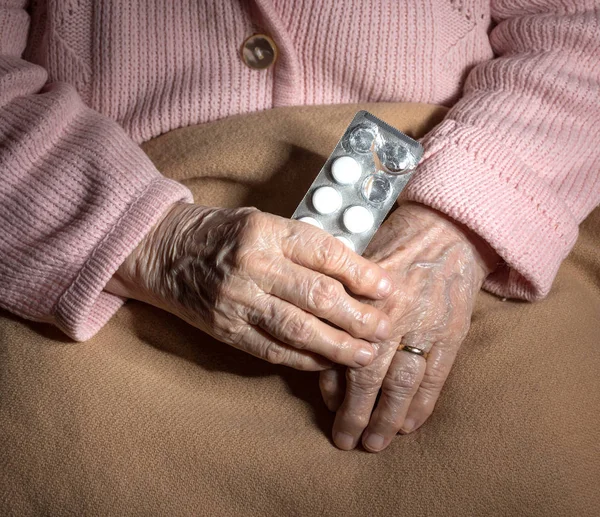 Yaşlı hasta bir kadın — Stok fotoğraf