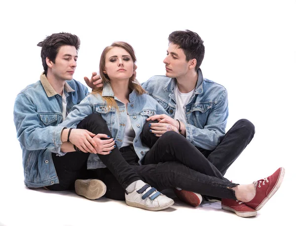 Junge Frau posiert mit zwei jungen Mann — Stockfoto