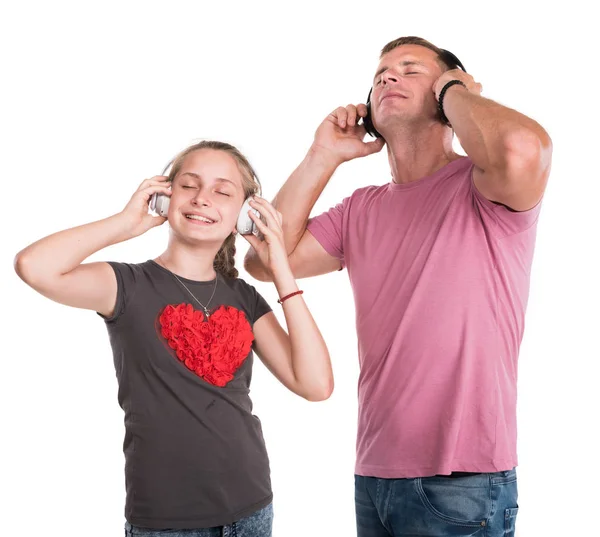 Sorridente ragazza e padre in cuffia — Foto Stock