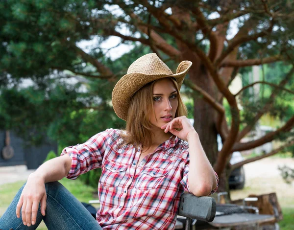 Unga cowgirl i hatt — Stockfoto