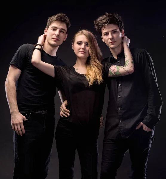  Genç kadın iki genç adamla poz