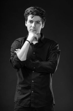 casual yakışıklı genç