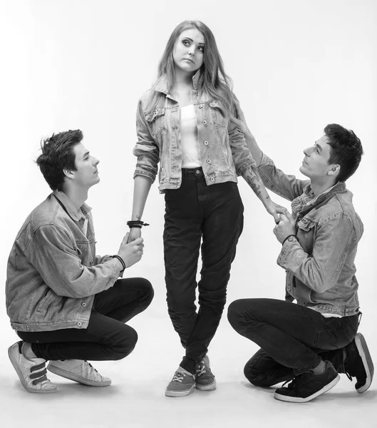 Genç kadın iki genç adamla poz — Stok fotoğraf
