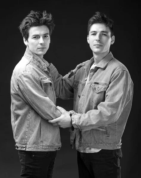 Dva krásné mladé muže — Stock fotografie