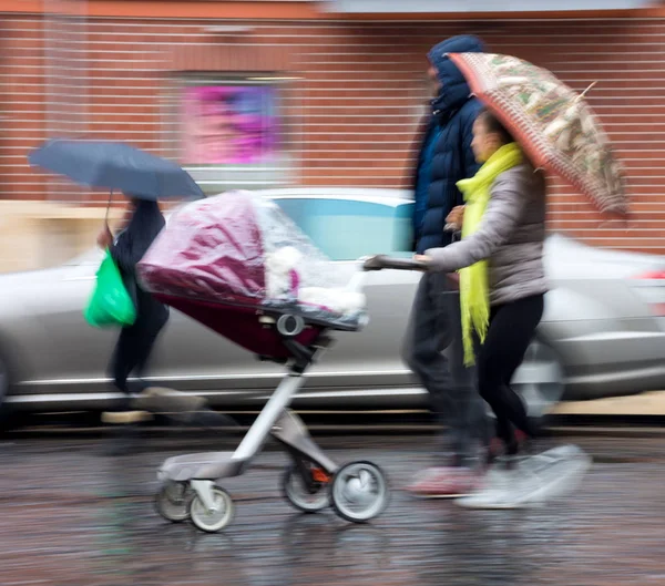 Giovane famiglia con bambino piccolo nel passeggino — Foto Stock