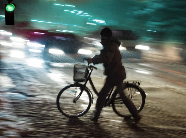 Велосипедист на перетині зебри — стокове фото