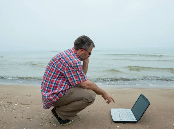 Homme d'affaires senior assis avec ordinateur portable — Photo