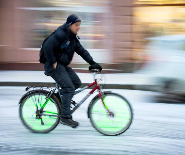 Велосипедист на міській дорозі — стокове фото