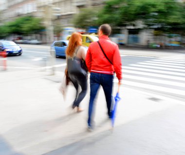  zebra kapısı üzerinde kişi