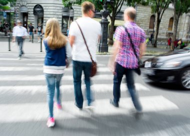  zebra kapısı üzerinde kişi