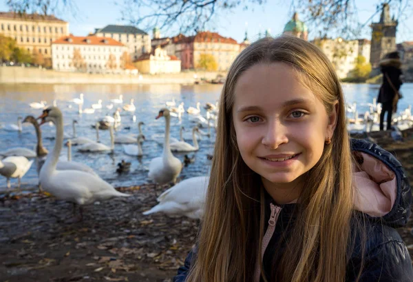 Portret van glimlachend mooi meisje — Stockfoto