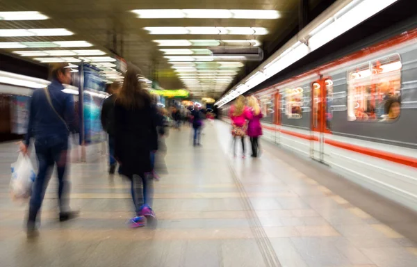 Silhoettes metro yolcuların — Stok fotoğraf