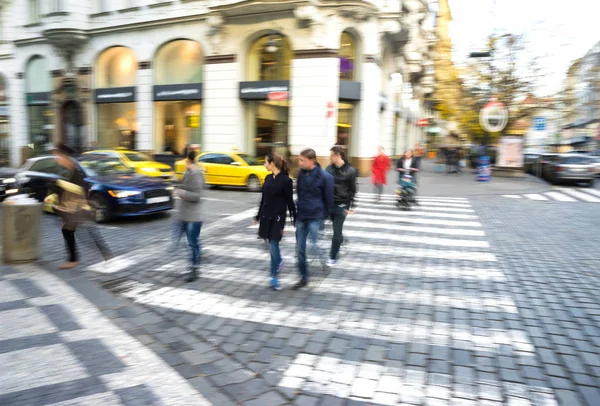 Les gens sur le passage du zèbre — Photo