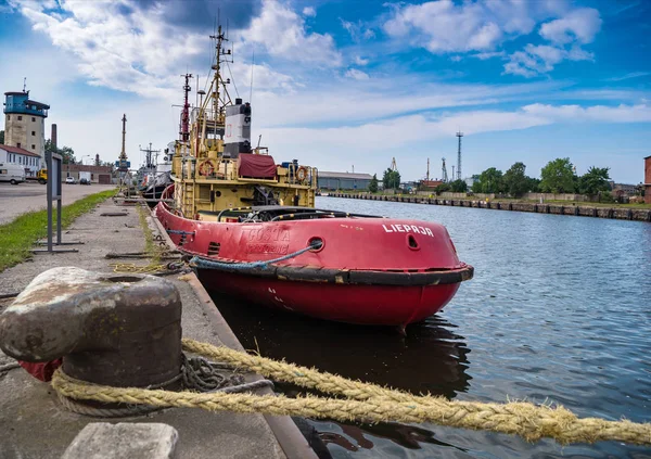 LIEPAJA, LETTONIE - 24 JUILLET 2016 : Bateau remorqué amarré dans le port — Photo