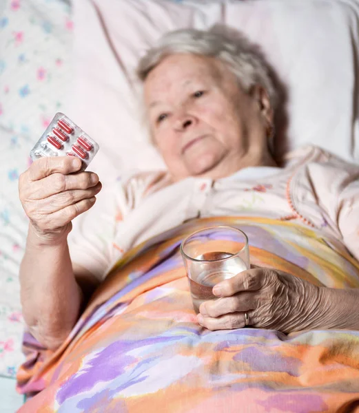 Stará nemocná žena — Stock fotografie
