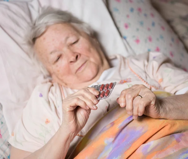 Mujer vieja enferma — Foto de Stock