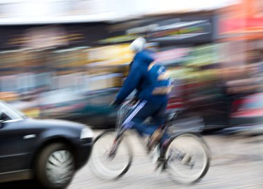 Tehlikeli şehir trafik durumu bisikletçi ve araba ile