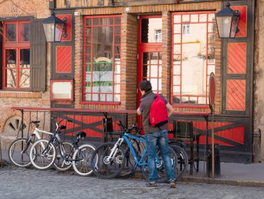 Uzhgorod, Ukrayna - 22 Mart 2014: Sırt çantası ayakta ne adamla