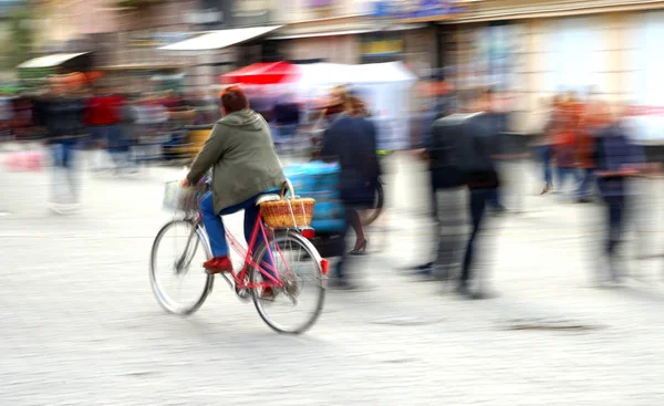 Велосипедист на проезжей части города — стоковое фото