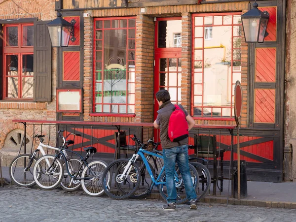 Uzhgorod, Ukrayna - 22 Mart 2014: Sırt çantası ayakta ne adamla