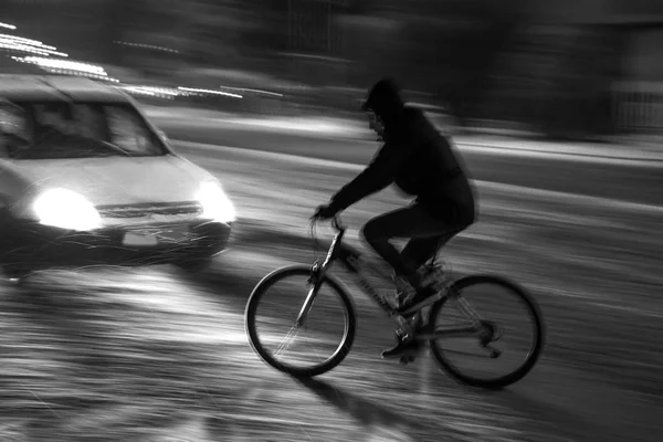 Cyclist on the city roadway — Stock Photo, Image