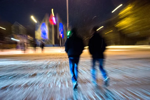 People silhouettes on the streets of the city — Stock Photo, Image