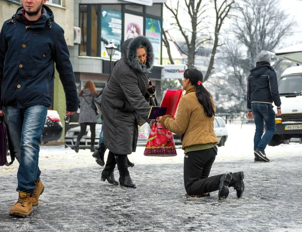 ウージュホロド、ウクライナ - 2016 年 12 月 26 日: 貧しい女性 alm の懇願するような — ストック写真