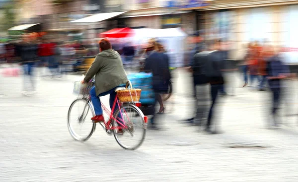 Ciclista en la carretera de la ciudad —  Fotos de Stock