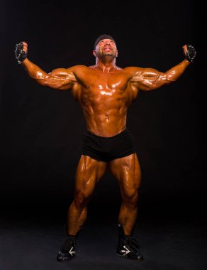 yakışıklı kaslı vücut geliştirmeci