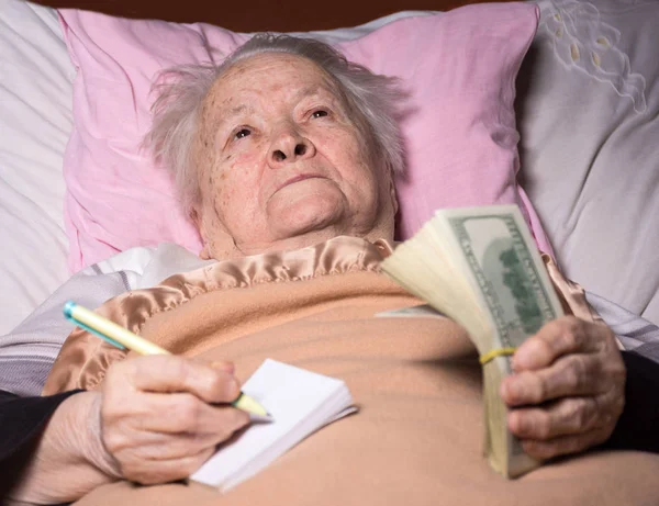 К чему снится что бабушка дает деньги. Старушка лежит на кровати.