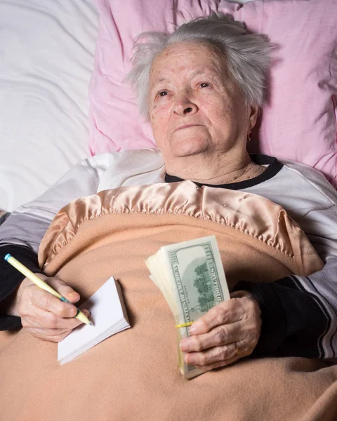 Vecchia donna sdraiata a letto — Foto Stock