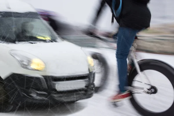 Опасная дорожная ситуация с велосипедистом и автомобилем — стоковое фото