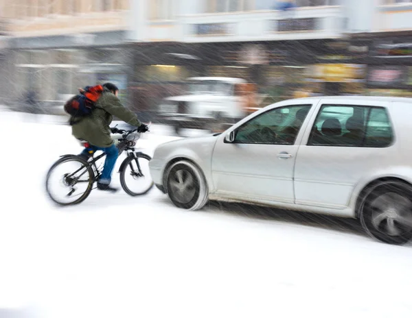 Nebezpečné městské dopravní situace s cyklista a auto — Stock fotografie