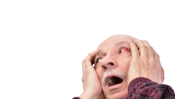 Senior chocado homem com irritado vermelho sangue tiro olho — Fotografia de Stock