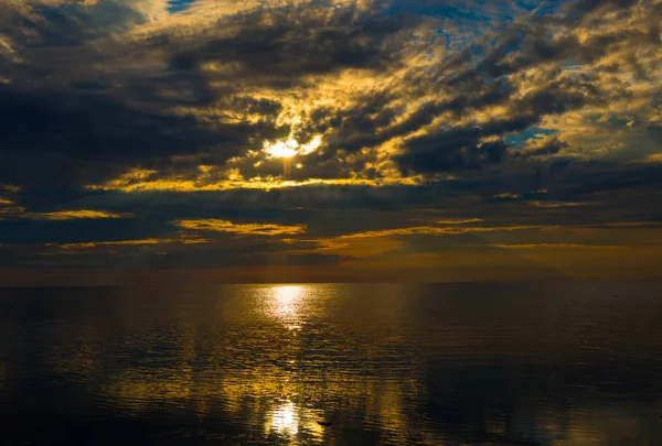 Plaj üzerinde şaşırtıcı günbatımı — Stok fotoğraf