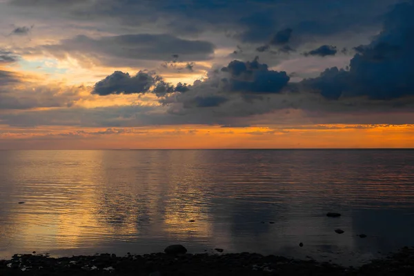 Plaj üzerinde şaşırtıcı günbatımı — Stok fotoğraf
