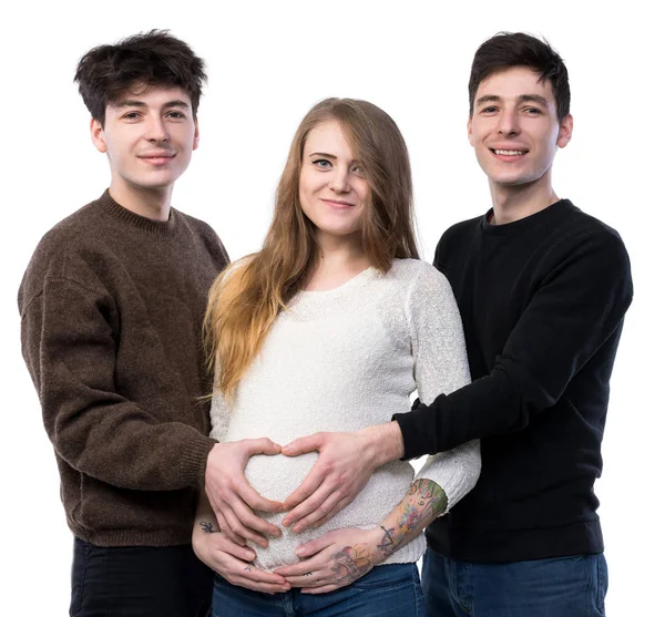 Jovem grávida posando com dois jovens — Fotografia de Stock