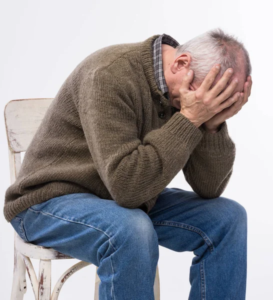Anciano que sufre de dolor de cabeza — Foto de Stock