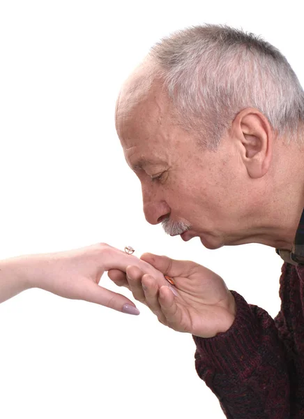 Senior man vrouw hand kussen — Stockfoto