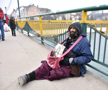 Uzhgorod, Ukrayna - 16 Şubat 2017: sadaka için yalvarıyor zavallı adam