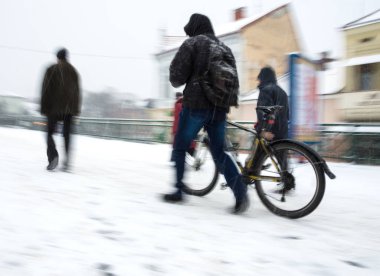 Şehirde bisikletli bir adam var.